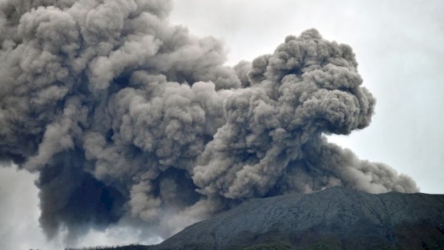 Gunung Marapi Erupsi Lagi, Keluarkan Abu Setinggi 1,5 Kilometer