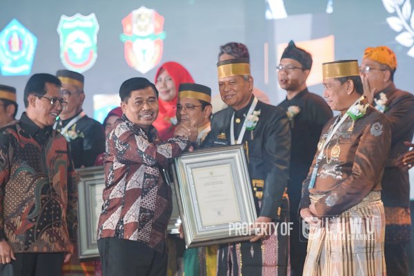 Pertahankan Gelar, Bupati Luwu Kembali Terima Penghargaan Swasti Saba Wistara