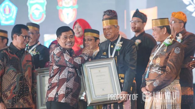 Pertahankan Gelar, Bupati Luwu Kembali Terima Penghargaan Swasti Saba Wistara