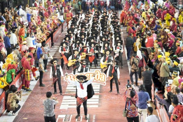 Karnaval Budaya HUT ke 416 Kota Makassar, Bapenda Tampil dengan Pakaian Ala Koboi