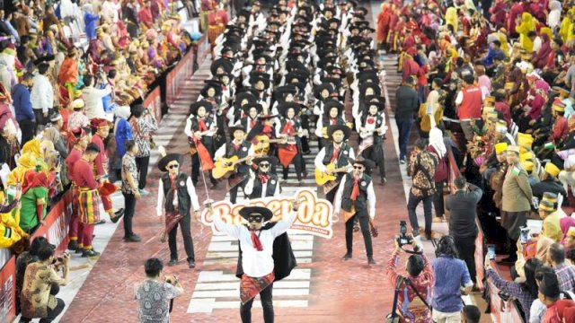 Karnaval Budaya HUT ke 416 Kota Makassar, Bapenda Tampil dengan Pakaian Ala Koboi