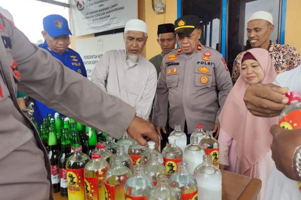 Lurah Barrang Lompo Hadiri Pemusnaan Puluhan Minuman Keras