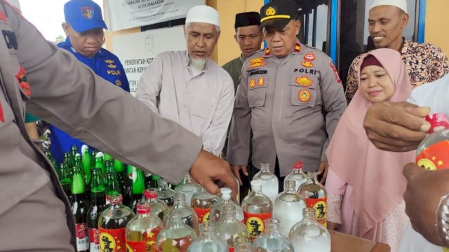 Lurah Barrang Lompo Hadiri Pemusnaan Puluhan Minuman Keras