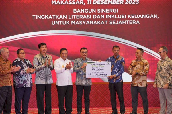 Dukung Program Prioritas, Bank Sulselbar Serahkan KUR Budidaya Pisang ke Kelompok Tani