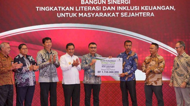 Dukung Program Prioritas, Bank Sulselbar Serahkan KUR Budidaya Pisang ke Kelompok Tani