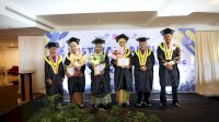 Gelar Wisuda Pertama, BKKBN Sulsel Luluskan 23 Wisudawati Sekolah Lansia Mappadeceng