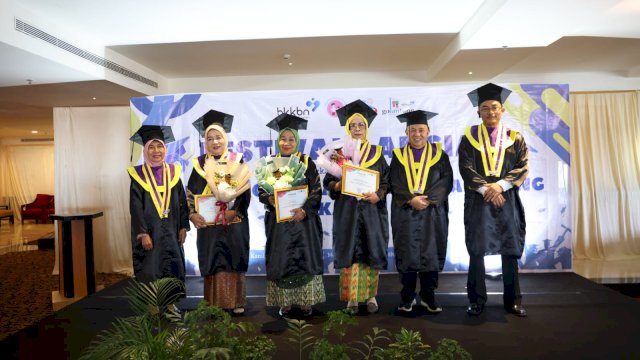 Gelar Wisuda Pertama, BKKBN Sulsel Luluskan 23 Wisudawati Sekolah Lansia Mappadeceng