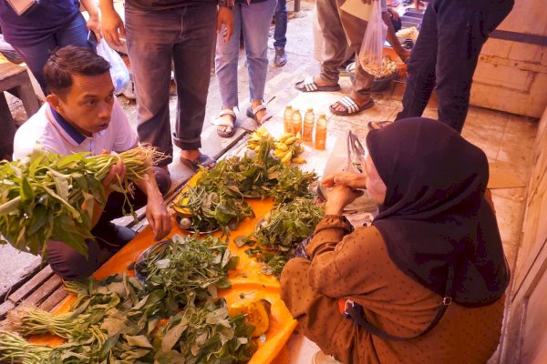 Jelang Nataru, Waka DPRD Sulsel SAR Blusukan ke Pasar Tradisional di Rappang