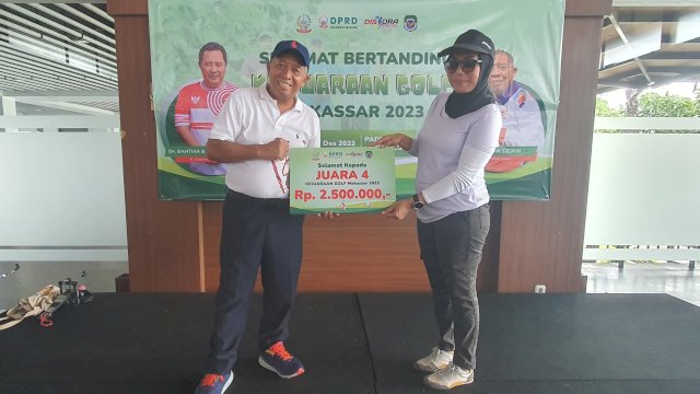 Kaispora Sulsel Suherman Beri Hadiah Kepada Juara di Kejuaraan Golf Makassar 2023