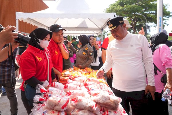 Kunjungi Pasar Cekkeng Bulukumba, Pj Gubernur Sulsel Pastikan Stok-Harga Pangan Stabil Selama Nataru