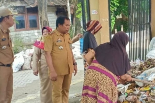 Camat Ramli Lallo Tinjau Pengelolaan Sampah di Kelurahan Barrang Lompo