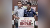 Ketua Koni Makassar Ahmad Susanto Serahkan Hadiah Umroh ke Hidayat