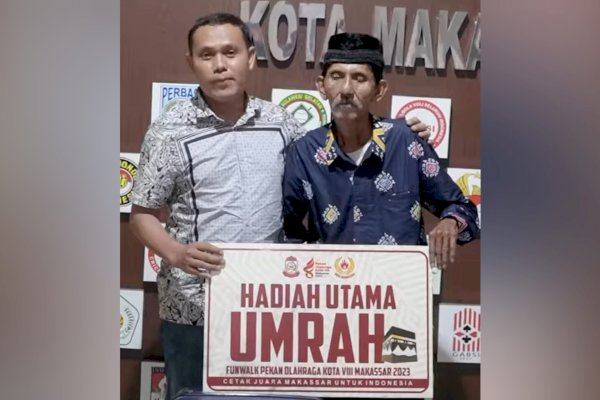 Ketua Koni Makassar Ahmad Susanto Serahkan Hadiah Umroh ke Hidayat
