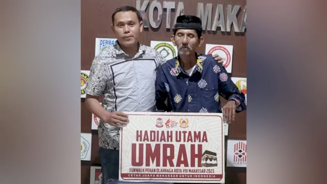 Ketua Koni Makassar Ahmad Susanto Serahkan Hadiah Umroh ke Hidayat