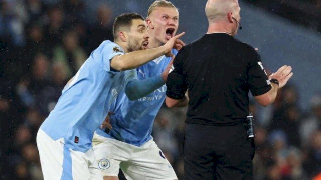 Pemain Man City Lakukan Protes terhadap Keputusan Wasit.(F-INT)