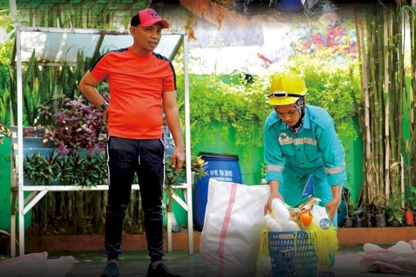 Turun Langsung, Camat Andi Salman: Kita Kerja Bakti untuk Jaga Kebersihan Kantor