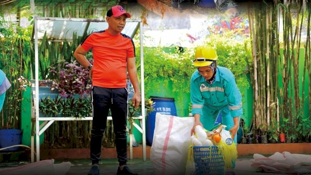 Turun Langsung, Camat Andi Salman: Kita Kerja Bakti untuk Jaga Kebersihan Kantor