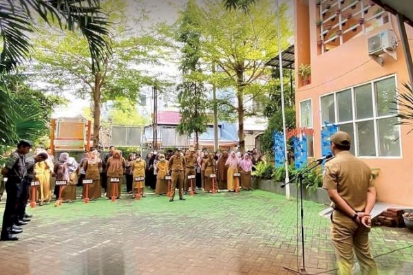 Lurah Kapasa Jadi Pembina Upacara, Ingatkan Pentingnya Kedisiplinan