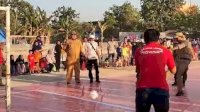 Tendangan Bola Pertama dari Camat Ramli Lallo Tanda Dibukanya Liga Anak Lorong Tingkat Kecamatan Sangkarrang