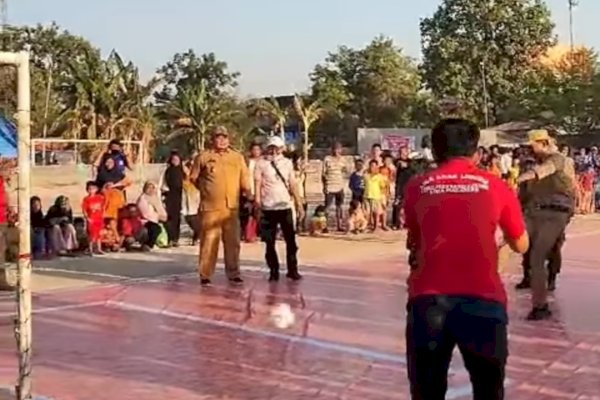 Tendangan Bola Pertama dari Camat Ramli Lallo Tanda Dibukanya Liga Anak Lorong Tingkat Kecamatan Sangkarrang