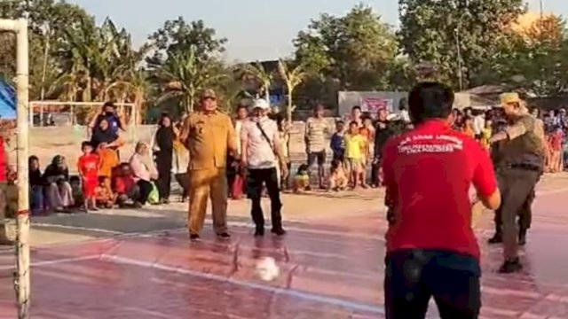 Tendangan Bola Pertama dari Camat Ramli Lallo Tanda Dibukanya Liga Anak Lorong Tingkat Kecamatan Sangkarrang