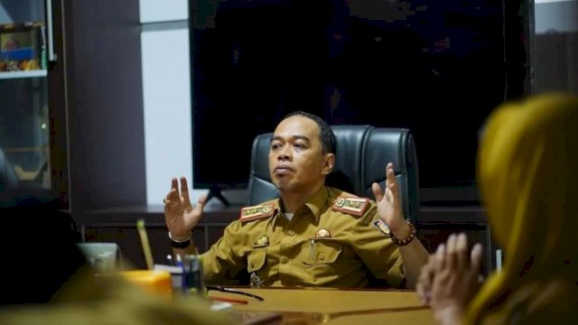 Kumpulkan 14 Lurah Se-Kecamatan Makassar, Camat Harun Rani Bahas Evaluasi Program