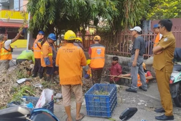 Tindak Lanjut Intruksi Camat Harun Rani, Satgas Kebersihan Turun Bersihkan Drainase