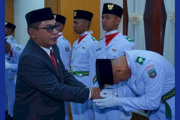 Ketua DPRD Pangkep, Haris Gani Kukuhkan Paskibraka Tahun 2023