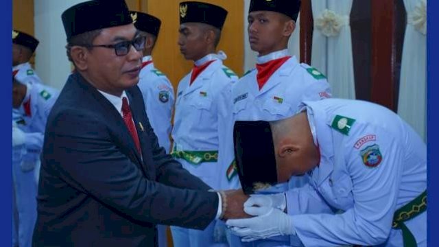 Ketua DPRD Pangkep, Haris Gani Kukuhkan Paskibraka Tahun 2023