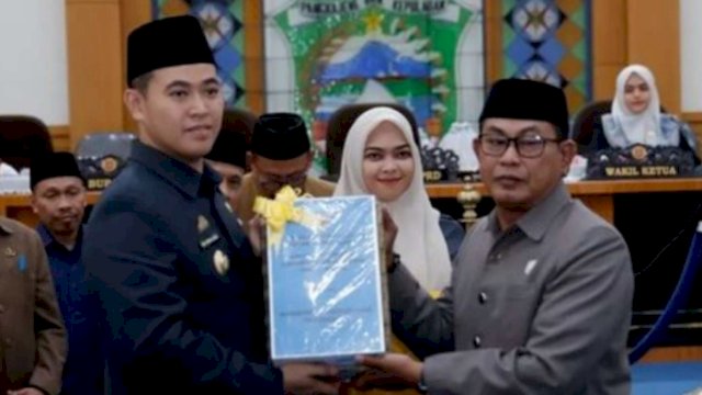 DPRD Pangkep Ketok Palu Setujui Ranperda Perubahan Perumda BPR Citra Mas dan Pajak Daerah