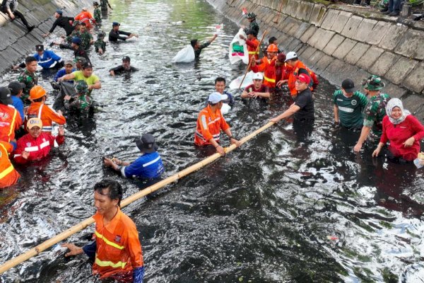 Aksi Heroik Danny Pomanto Turun Langsung ke Kanal Bersihkan Sampah, Antisipasi Banjir di Musim Penghujan