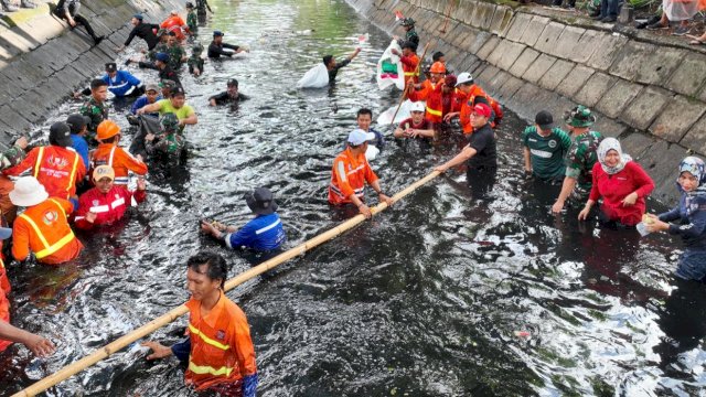 Aksi Heroik Danny Pomanto Turun Langsung ke Kanal Bersihkan Sampah, Antisipasi Banjir di Musim Penghujan