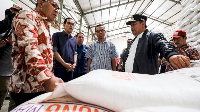 Upaya Pemrov Sulsel dan Pemkot Makassar Kendalikan Inflasi Jelang Nataru, Turun Langsung Tinjau Stok Gula dan Minyak di Gudang
