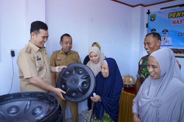 Bupati Pangkep Yusran Bagikan Ratusan Bak Air untuk Warga