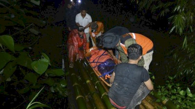 Evakuasi Pendaki di gunung marapi.(F-INT)