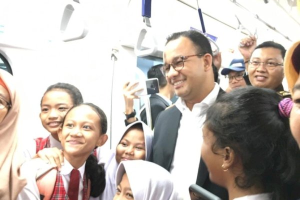 Anies Akan Turunkan Ongkos Transportasi Umum