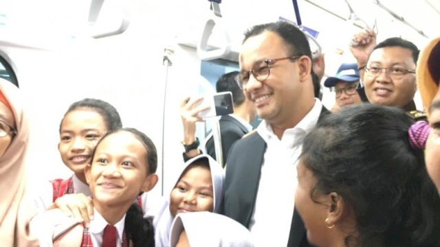 Anies Akan Turunkan Ongkos Transportasi Umum