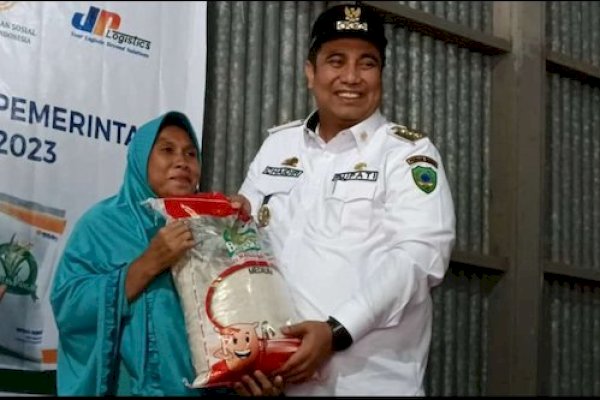 Bupati Maros Chaidir Syam Salurkan Bantuan Pangan kepada 27.091 KPM