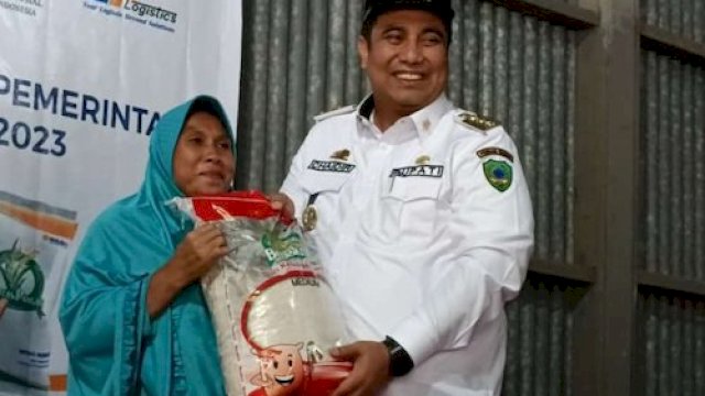 Bupati Maros Chaidir Syam Salurkan Bantuan Pangan kepada 27.091 KPM