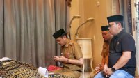 Melayat ke Rumah Duka, PJ Sekda Doakan Ibunda Kabag Tapem