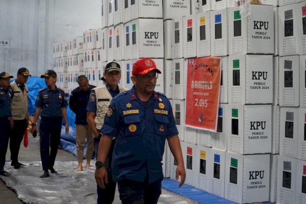 Wujudkan Pemilu Damai, Kadis Damkar Makassar Hasanuddin Tinjau Sistem Proteksi Kebakaran Gudang Logistik Pemilu