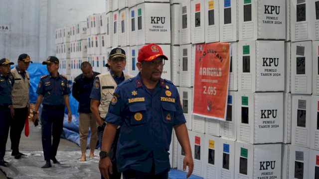 Wujudkan Pemilu Damai, Kadis Damkar Makassar Hasanuddin Tinjau Sistem Proteksi Kebakaran Gudang Logistik Pemilu