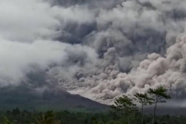 Gunung Semeru Kembali Meletus, Luncurkan Abu Setinggi 2.000 Meter