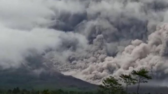 Gunung Semeru Kembali Meletus, Luncurkan Abu Setinggi 2.000 Meter