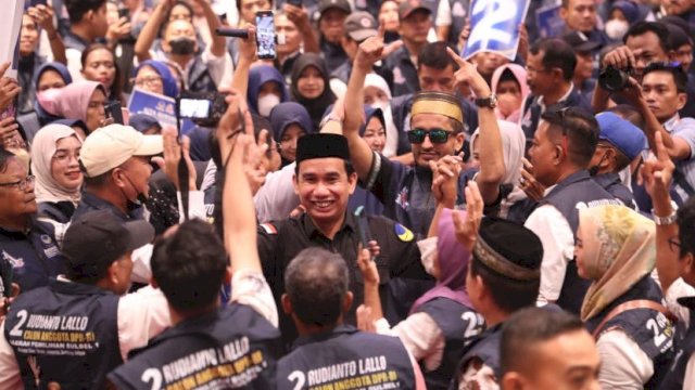 Caleg DPR RI dari Partai NasDem, Rudianto Lallo Bersama Ribuan Relawan Spartan Anak Rakyat