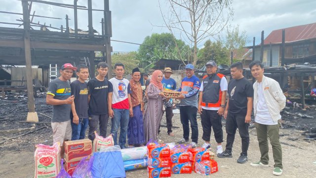 Tim RMS Community Pinrang Gerak Cepat Bantu Warga Korban Kebakaran di Kelurahan Mamminasae.