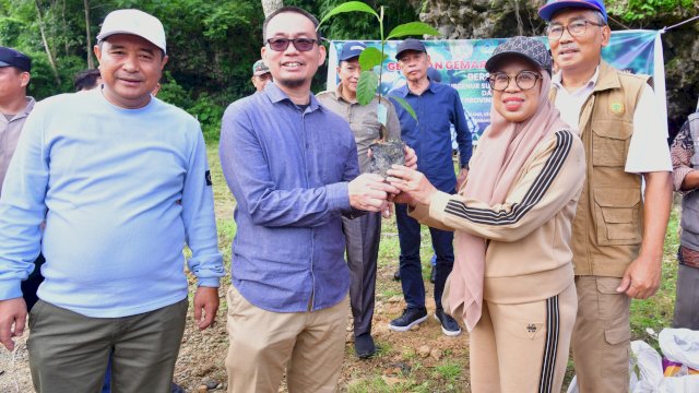 Pj Gubernur Sulsel Komitmen Tingkatkan Daya Tarik Wisata Rammang-rammang