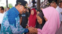 Pj Gubernur Sulsel Salurkan Bantuan Pangan Pemerintah Pusat untuk Warga Miskin di Takalar
