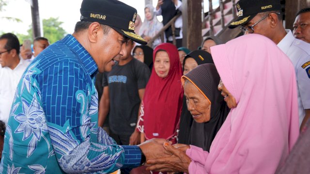 Pj Gubernur Sulsel Salurkan Bantuan Pangan Pemerintah Pusat untuk Warga Miskin di Takalar