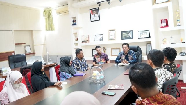 Dihadiri Seklur se-Kecamatan Biringkanaya, Camat Juliaman Minta Perhatikan Kelengkapan Semua Berkas